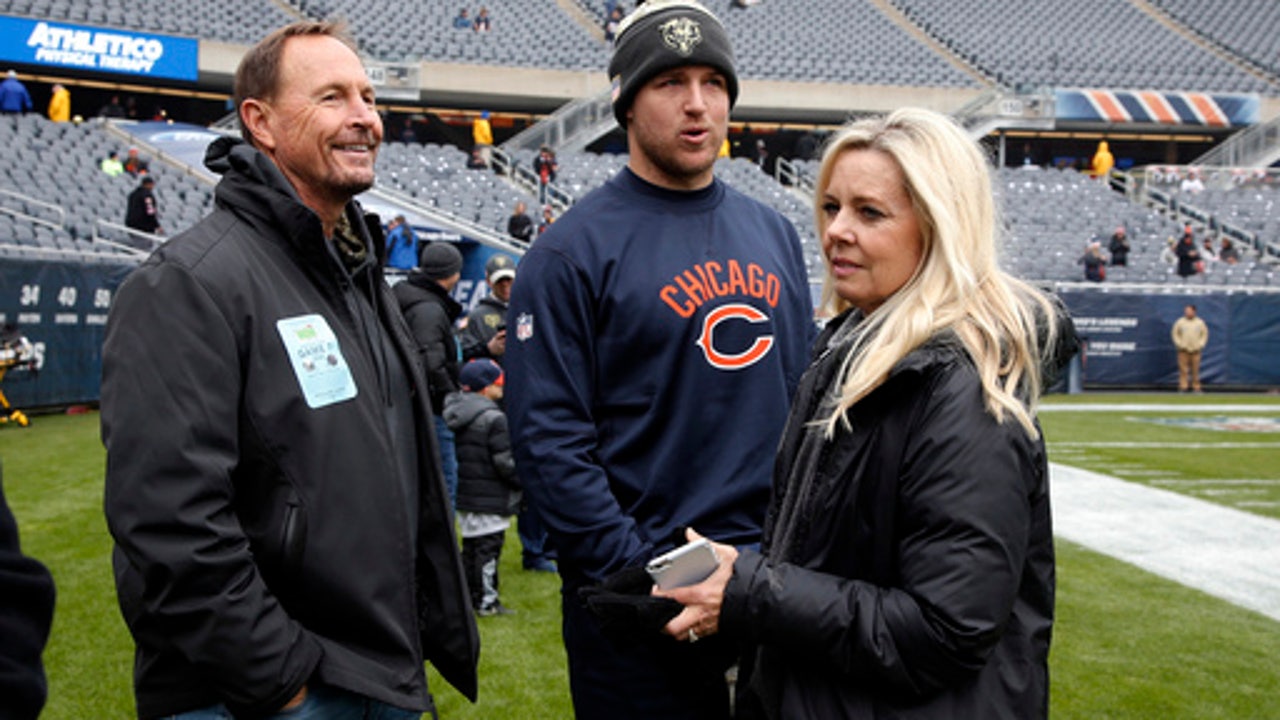 The Latest: Giants' Beckham hurts thumb but returns to game
